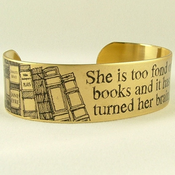 Een koperen cuff bracelet met daarop een quote van Louise May Alcott. Je weet wel, de schrijfster van de geweldige klassieker Little Women. 